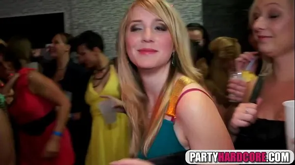 Najboljši Hot girls suck male strippers at the party kul videoposnetki