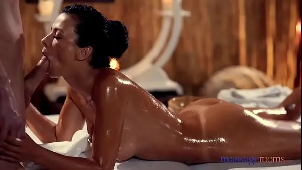 최고의 Massage Rooms Sexy brunettes hot tight slick tanned body fucked 멋진 비디오