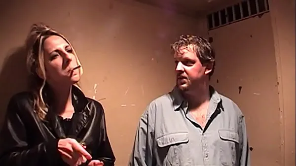 최고의 Marie Madison Smokes and Sucks in Public Elevator 멋진 비디오