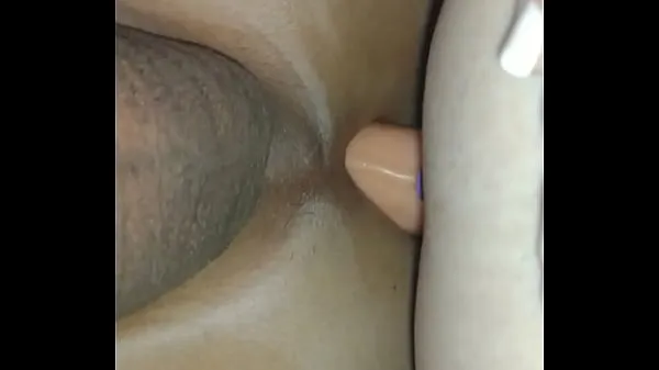 Best Wife debuting her new toy in the husband's ass kule videoer