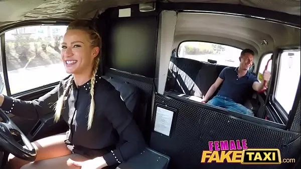 Najboljši Female Fake Taxi Horny blonde driver Cherry Kiss recognises studs cock kul videoposnetki