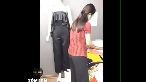 सर्वश्रेष्ठ Beautiful girls try out clothes and show off breasts before webcam शांत वीडियो