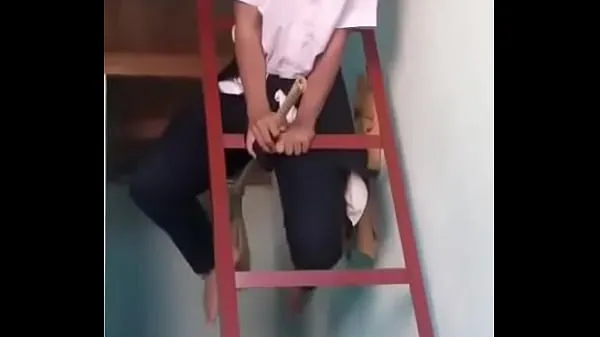 Video The young man climbed the ladder to dance and broke his broom in Lam Dong keren terbaik