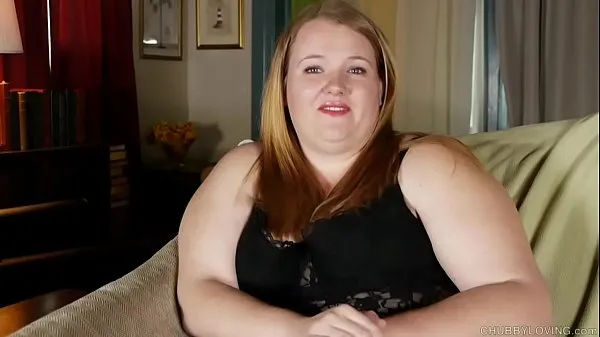 Najboljši Super sexy chubby honey talks dirty and fucks her fat juicy pussy kul videoposnetki