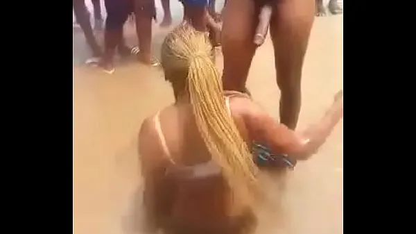 最佳Liberian cracked head give blowjob at the beach酷视频