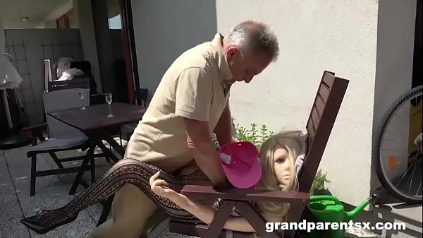Beste Senile Grandpa Creampies a Sex Doll coole video's