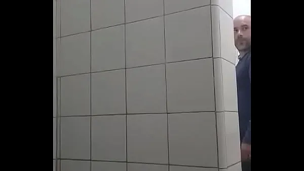 Najboljši My friend shows me his cock in the bathroom kul videoposnetki