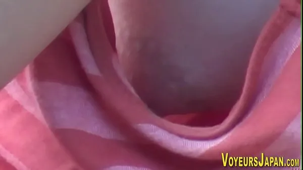 最佳Asian babes side boob pee on by voyeur酷视频