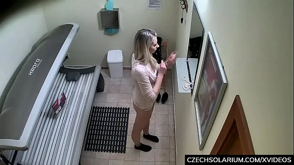 Parhaat Blonde Girl Caught in Public Solarium hienot videot