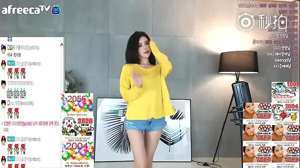 Melhores vídeos Yi Suwan's big-chested T-shirt can't cover it, and she wears hot pants sexy and seductive dance live broadcast public account [喵贴 legais