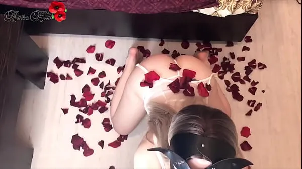 أفضل Beautiful Babe Sensual Fucks in Rose Petals On Valentine's Day مقاطع فيديو رائعة
