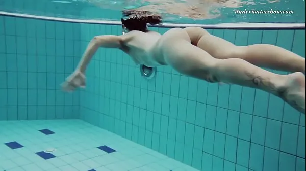 Bedste Submerged in the pool naked Nina seje videoer