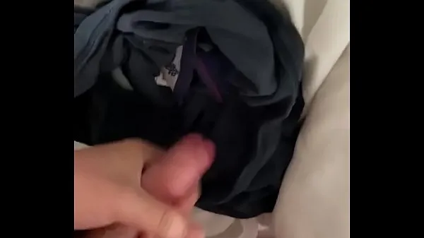 Beste Got lot of pre-cum that need cleaning up and with big cumshot at the end coole video's