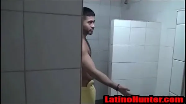 최고의 Anon Latino Gay sex at the Locker Room Showers 멋진 비디오