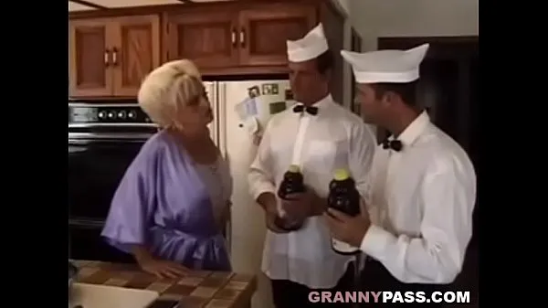 Parhaat Granny Almost Dies In DP hienot videot
