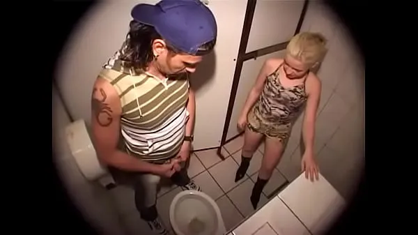 Les meilleures vidéos Blonde coquine allemande dans ses toilettes préférées sympas
