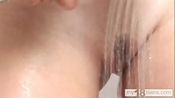 En iyi MY18TEENS - Hot blonde teen masturbates while taking a shower harika Videolar