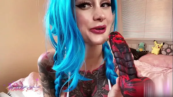 En iyi Tattoed Babe Masturbate Pussy Dragon Dick and Squirting Orgasm harika Videolar
