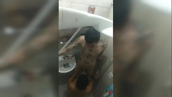 Video I filmed the new girl in the bath, with her mouth on the tattooed's cock... She Baez and Dluquinhaa sejuk terbaik