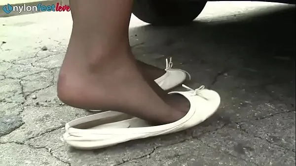 Nejlepší Sexy redhead stockings upskirt and shoeplay on the driveway skvělá videa