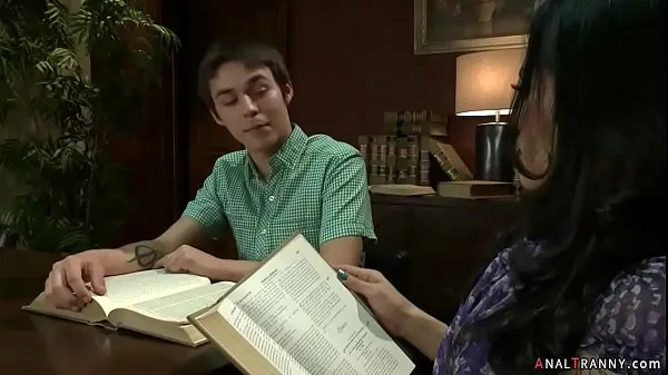Video Shemale anal fucks young guy in library keren terbaik
