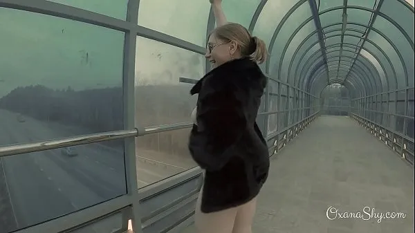 Beste Slut in an overpass. Winter and summer. Butt plug and blowjob coole video's