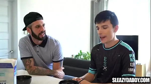بہترین Gay Stepdaddy takes care of injured stepson عمدہ ویڈیوز