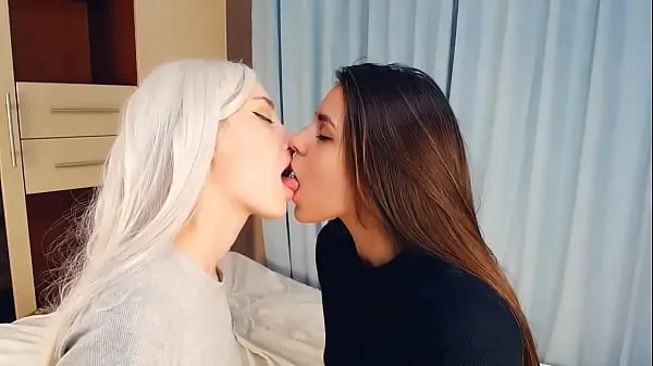 최고의 TWO BEAUTIFULS GIRLS FRENCH KISS WITH LOVE 멋진 비디오