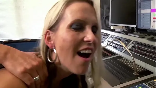 Bästa Julia milks the hot cock coola videor