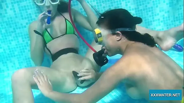 Beste Underwater lesbians lick and suck dildos coole video's