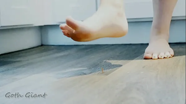 Video giantess foot crush sejuk terbaik