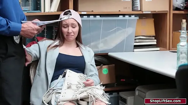 A legjobb Brunette shoplifter is caught and banged menő videók