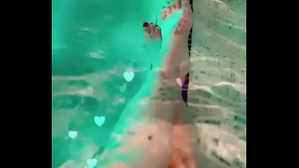 최고의 Sexy Native Feet In Swimming Pool 멋진 비디오