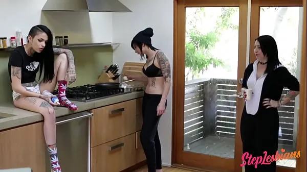Video Emo Nikki Hearts And Leigh Raven Love To Try A Strap-On keren terbaik