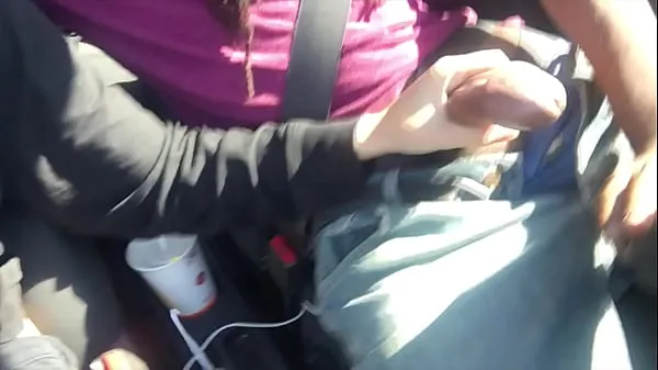 Najlepšie Lesbian Gives Friend Handjob In Car skvelých videí
