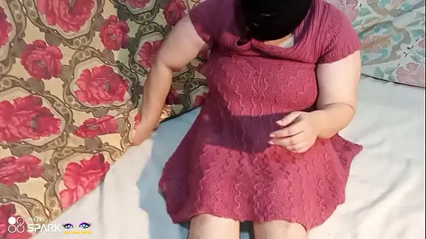 بہترین Indian milf with big boobs massaging her beautiful sexy body on bed عمدہ ویڈیوز