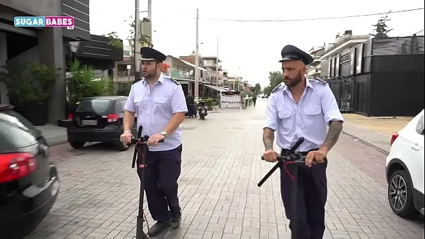 Beste SUGARBABESTV : GREEK POLICE THREESOME PARODY coole video's