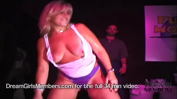 Bästa Girls Bare It All In Local Club Wet T Shirt Contest coola videor