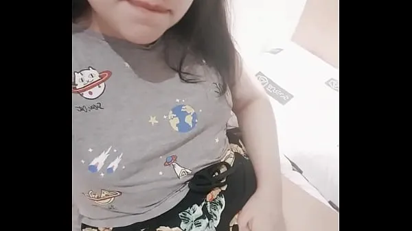 Video Cute petite girl records a video masturbating - Hana Lily keren terbaik