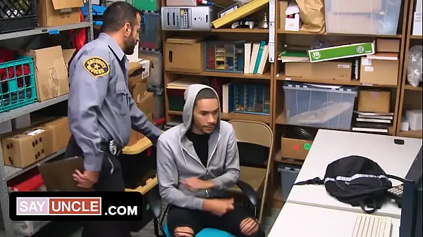 Nejlepší Male Thief Has To Satisfy The Security Officer To Get Away Of Fine skvělá videa