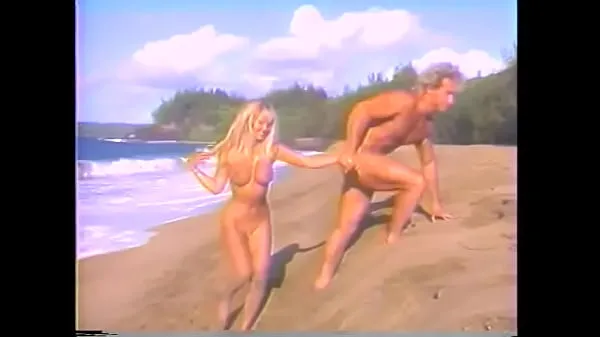 Najboljši Sexy couple hid in the bushes and fucks near the beach kul videoposnetki