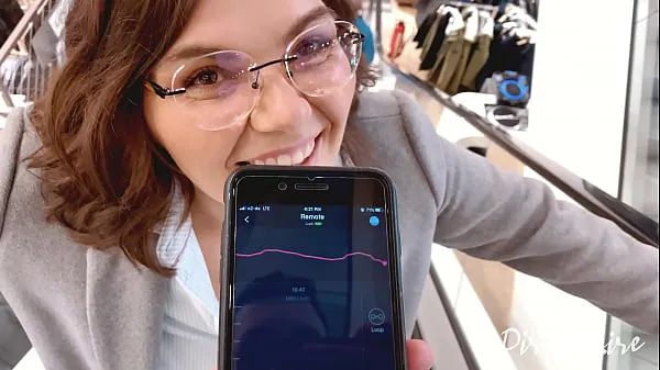 วิดีโอที่ดีที่สุดBlowjob in the chaning room - shopping in the mall goes wild - She swallows my cum in publicเจ๋ง