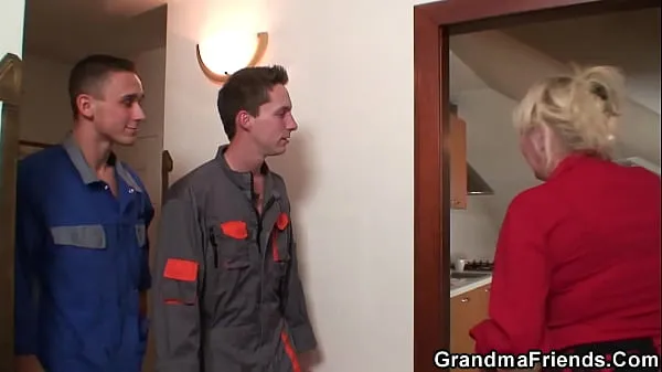 Najboljši Two workers share very old kul videoposnetki