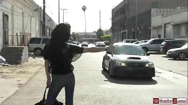 Beste Trans hitchhiker Ariel Demure shows her ass to get a guy to give her a ride.He sucks the tgirls cock and she gives him a the ts is barebacked3 coole video's