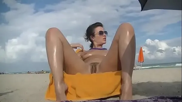 بہترین EW 471 - Helena Arrives At Nude Beach. Hubby Films Her Sitting Spread Eagle Showing Off Her Bush عمدہ ویڈیوز