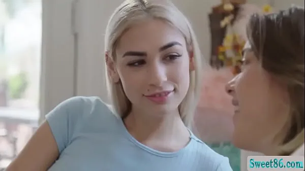 Nejlepší Petite blonde Delilah Day visits her teen friend Anny Aurora going stright to bed skvělá videa