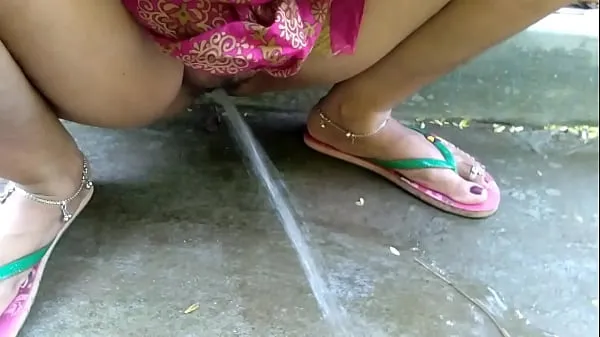 Best Wife Outdoor Risky Public Pissing Compilation New Year ! XXX Indian Couple kule videoer