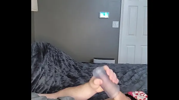 Nejlepší Masturbating to porn using a travel pocket pussy and laying in bed skvělá videa