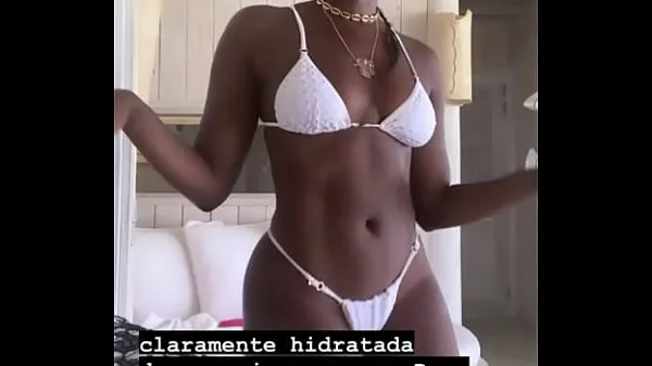 Melhores vídeos Singer iza in a bikini showing her butt legais