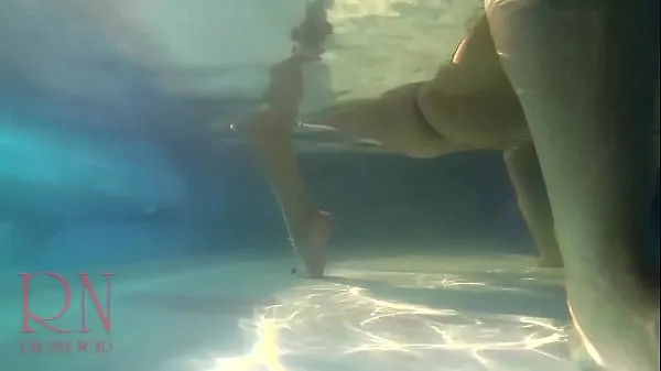 En iyi Elegant and flexible babe, swimming underwater in the outdoor swimming pool harika Videolar